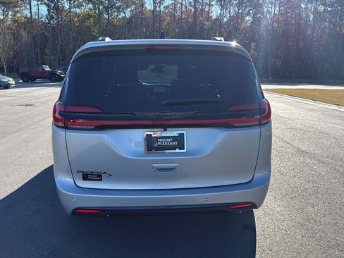New 2026 Chrysler Pacifica Select w/ S Appearance Package FWD image 8