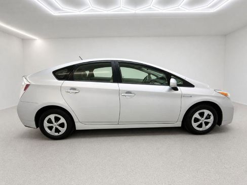 Used 2015 Toyota Prius Two FWD image 2