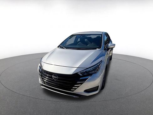 Used 2025 Nissan Versa SV image 4