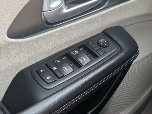 Used 2024 Chrysler Pacifica Touring-L FWD image 24