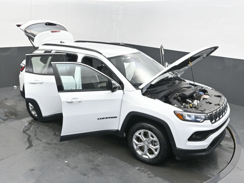 Used 2024 Jeep Compass Latitude image 39