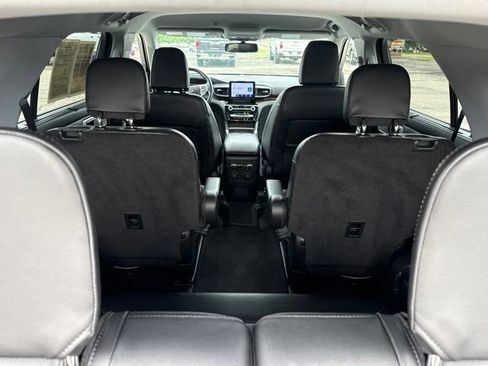 Used 2022 Ford Explorer Limited w/ Equipment Group 301A RWD image 8
