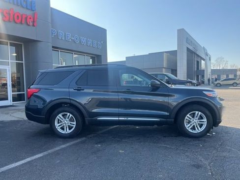 Used 2023 Ford Explorer XLT image 3