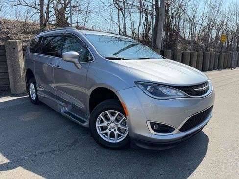 Used 2020 Chrysler Pacifica Touring-L image 4