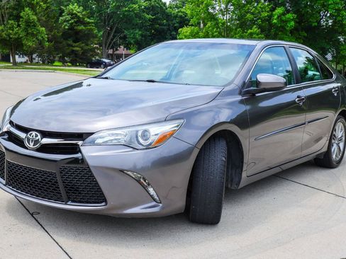 Used 2017 Toyota Camry SE w/ Protection Package (Q2) FWD image 3