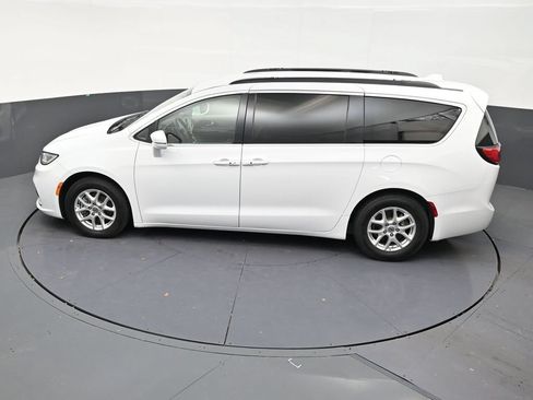 Used 2022 Chrysler Pacifica Touring-L FWD image 13