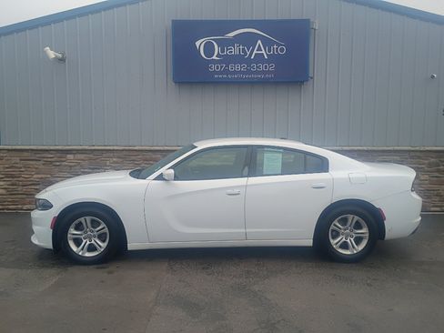 Used 2018 Dodge Charger SXT RWD image 1