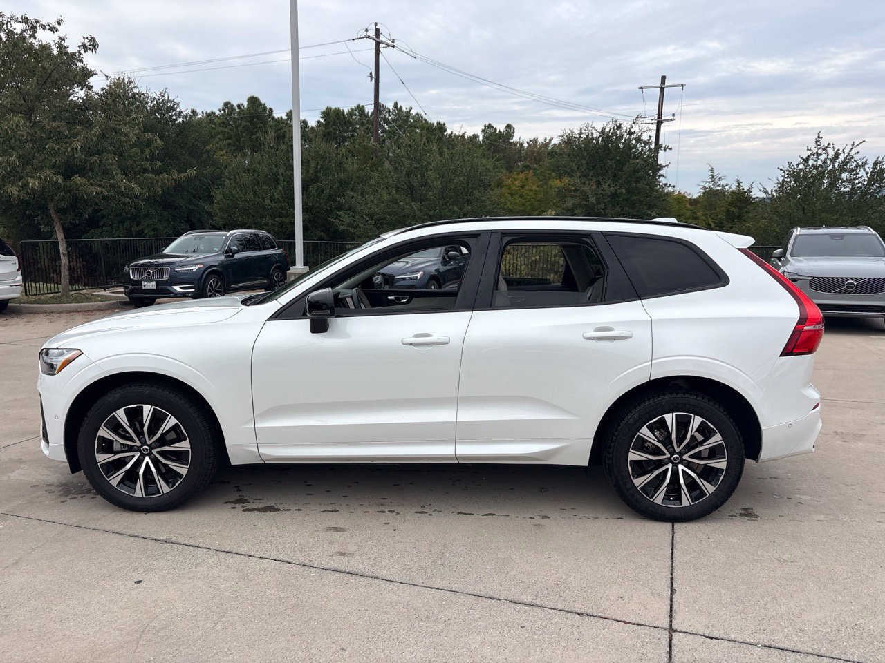 Used 2024 Volvo XC60 B5 Plus w/ Protection Package Premier AWD/4WD image 8