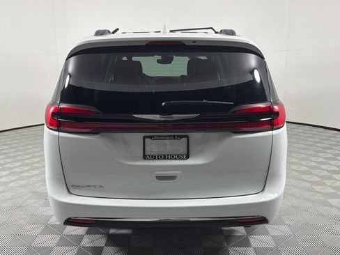 Used 2022 Chrysler Pacifica Touring-L FWD image 5