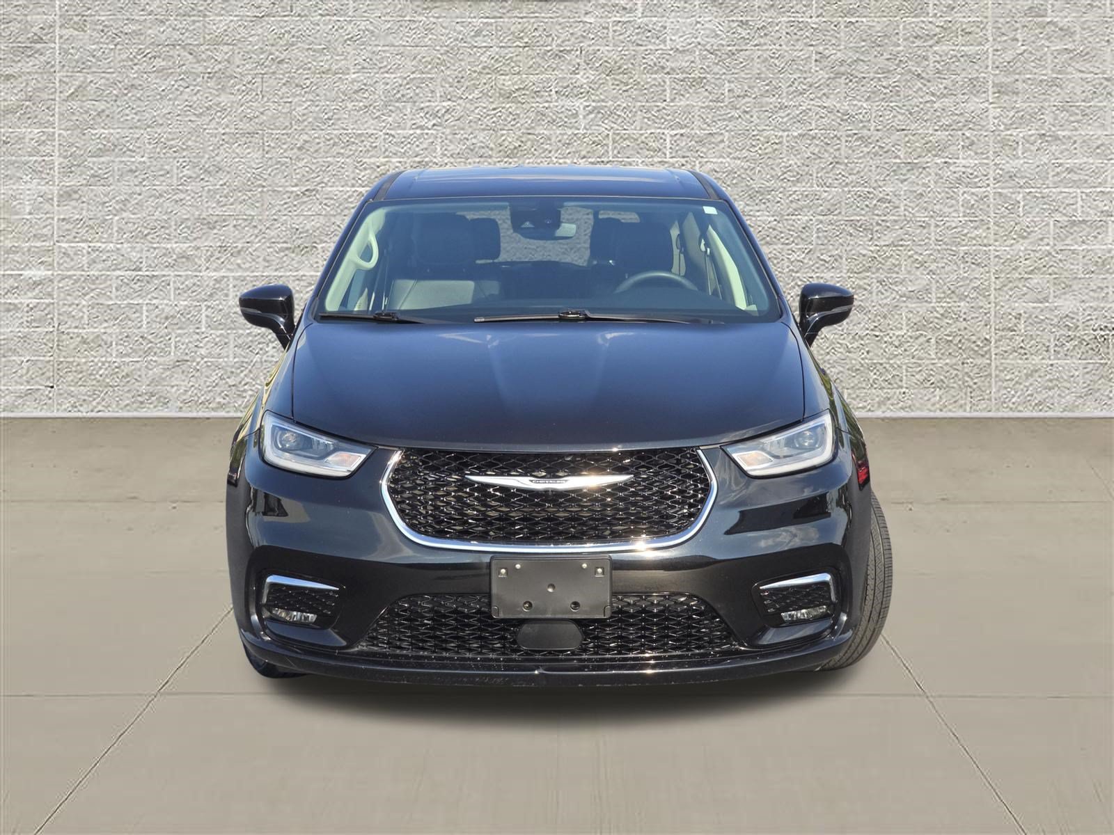 Used 2024 Chrysler Pacifica Touring-L FWD image 2