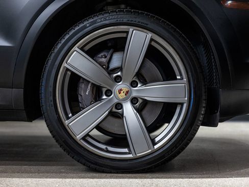 Used 2023 Porsche Cayenne Platinum Edition w/ Towing Package w/o Tow Ball AWD/4WD image 19