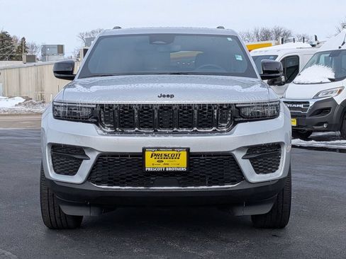 Used 2024 Jeep Grand Cherokee Altitude AWD/4WD image 2