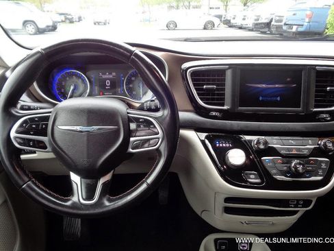 Used 2018 Chrysler Pacifica Touring-L FWD image 9