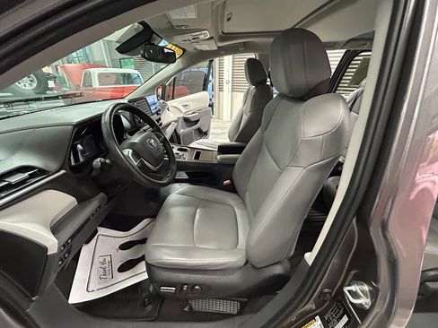 Used 2022 Toyota Sienna XLE FWD image 53