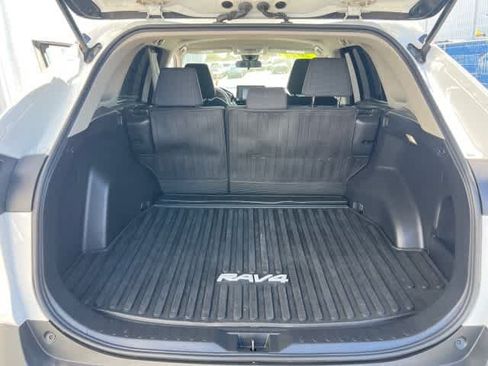 Used 2022 Toyota RAV4 LE FWD image 11