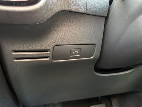 Certified 2025 Volvo XC40 B5 Core image 30