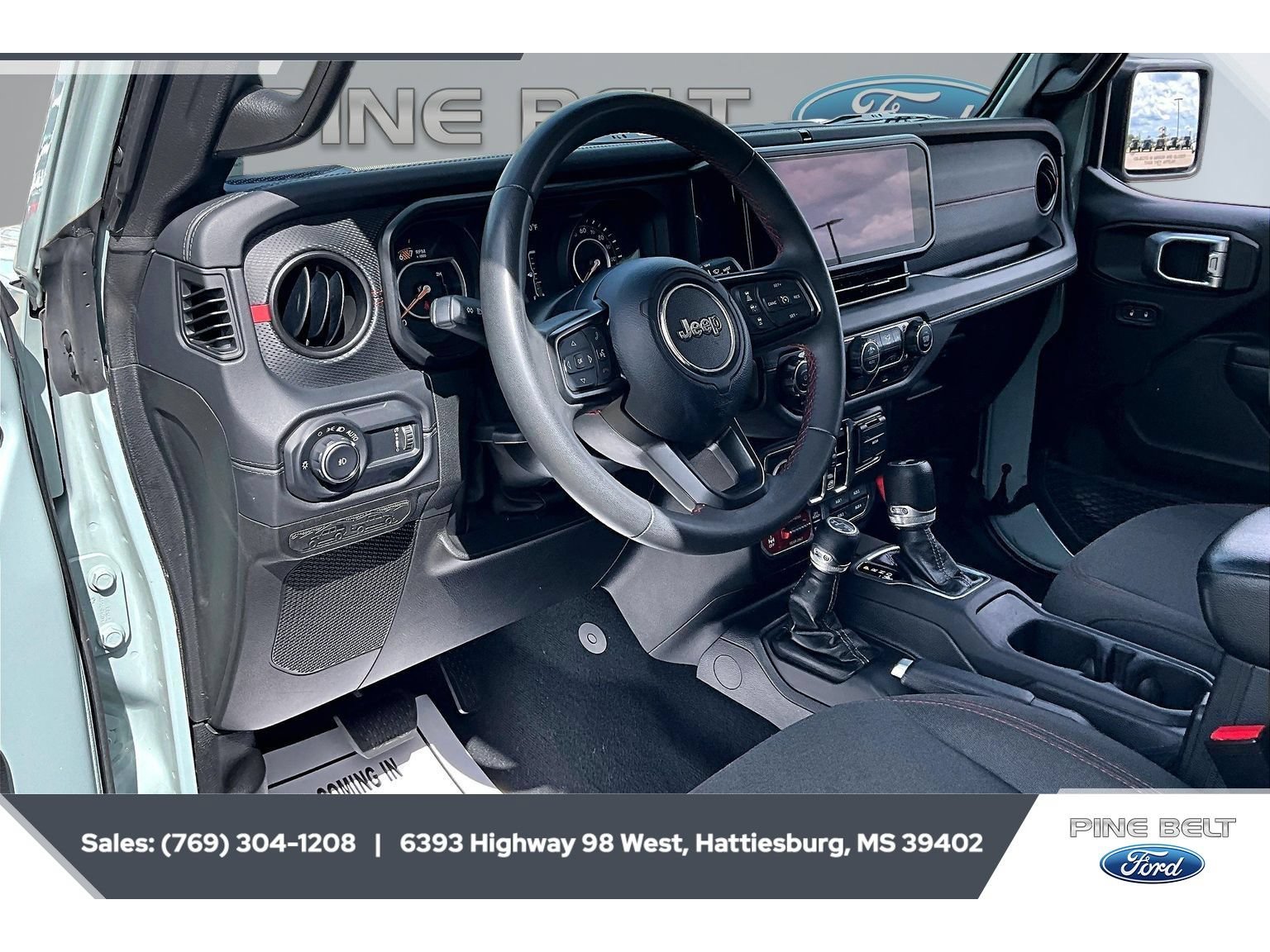 Used 2024 Jeep Wrangler Unlimited Rubicon AWD/4WD image 12