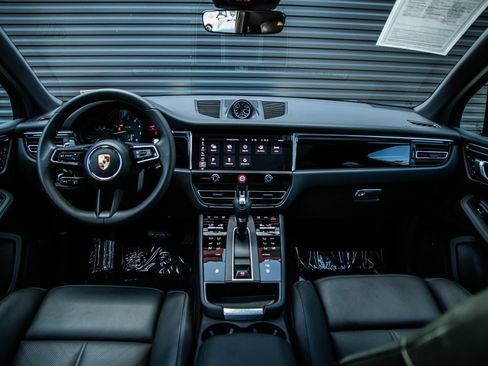 Certified 2026 Porsche Macan AWD/4WD image 13