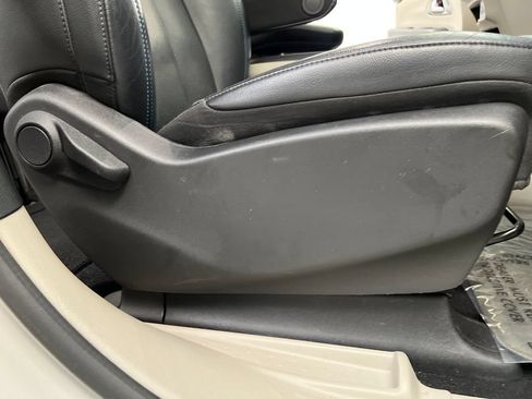 Used 2021 Chrysler Pacifica Touring-L FWD image 36