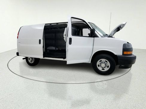 Used 2018 Chevrolet Express 3500 w/ Driver Convenience Package RWD image 15