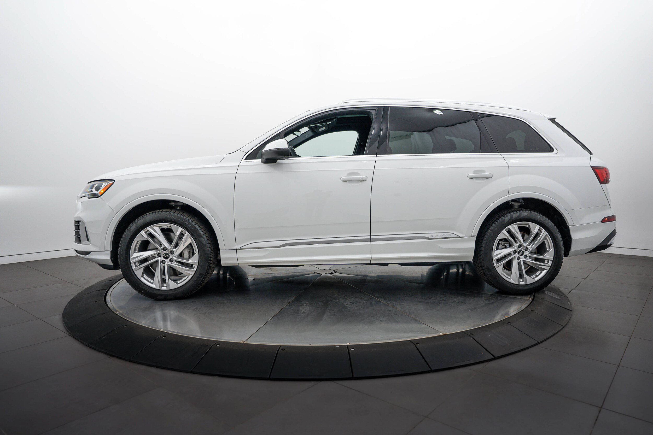 Certified 2023 Audi Q7 2.0T Premium w/ Towing Package AWD/4WD image 5