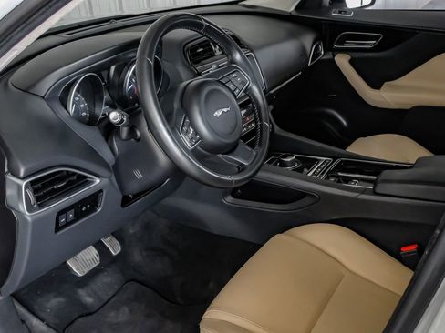 Used 2019 Jaguar F-PACE Premium AWD/4WD image 14