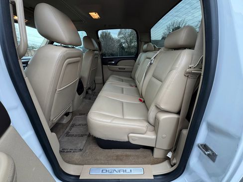 Used 2014 GMC Sierra 2500 Denali w/ Suspension Package, Off-Road image 17