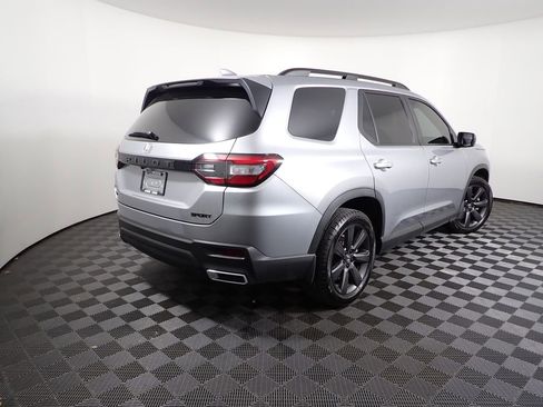 Used 2025 Honda Pilot Sport image 17