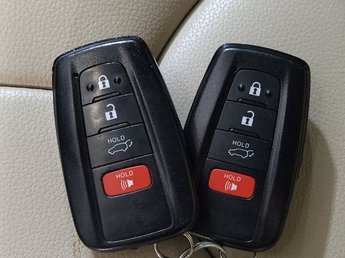 Used 2022 Toyota Highlander XLE image 32