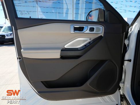 Certified 2020 Ford Explorer Platinum w/ Premium Technology Package image 16