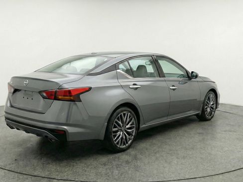 Used 2025 Nissan Altima 2.5 SV FWD image 9