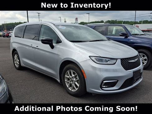 Used 2024 Chrysler Pacifica Touring-L FWD image 1