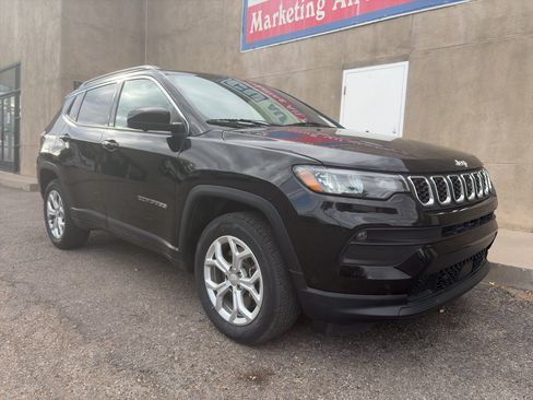 Used 2024 Jeep Compass Latitude w/ Convenience Group AWD/4WD image 3