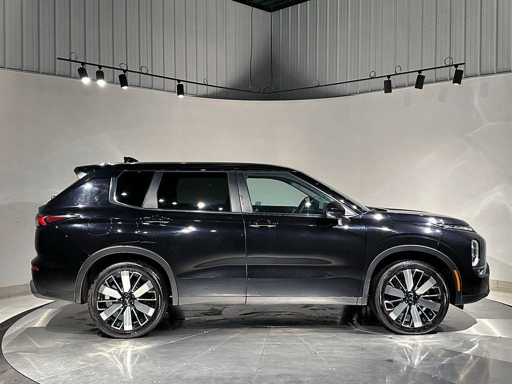Used 2025 Mitsubishi Outlander AWD image 10