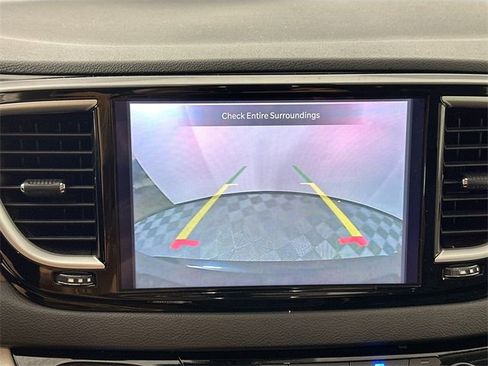 Used 2024 Chrysler Pacifica Touring-L image 13