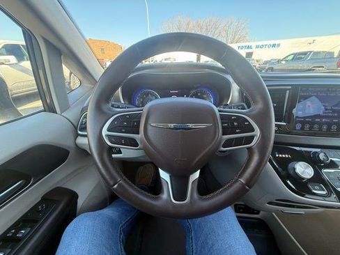 Used 2017 Chrysler Pacifica Touring-L Plus w/ Tire & Wheel Group image 18