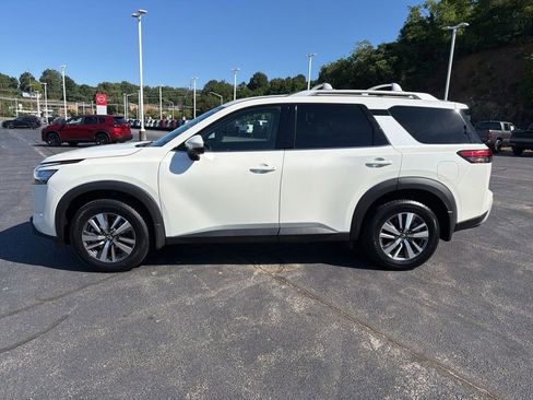 Used 2024 Nissan Pathfinder SL AWD/4WD image 2