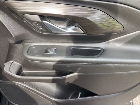 Used 2024 GMC Terrain SLE w/ Driver Convenience Package image 41