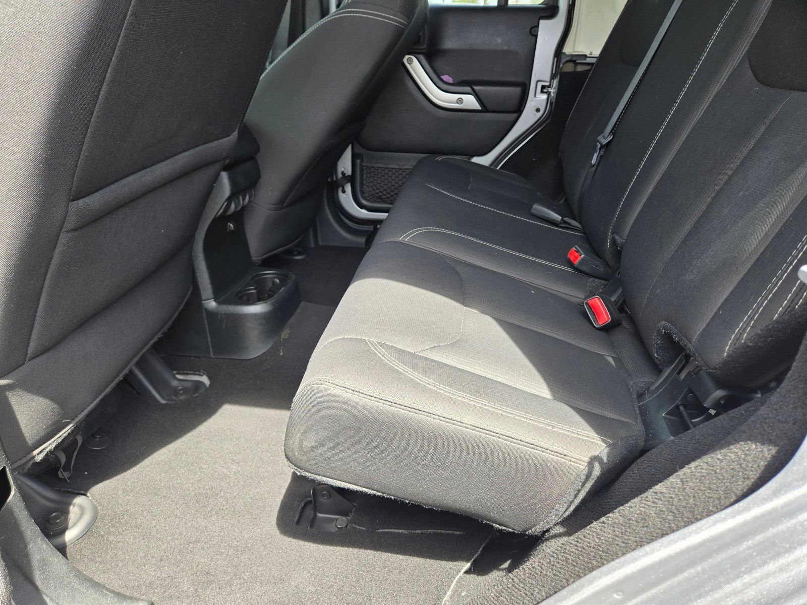 Used 2018 Jeep Wrangler Unlimited Sahara AWD/4WD image 16