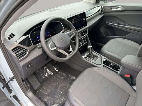New 2026 Volkswagen Taos SE FWD image 6