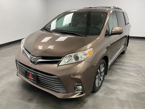 Used 2018 Toyota Sienna XLE w/ XLE Navigation Package image 2