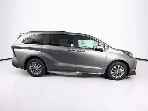 New 2026 Toyota Sienna XLE FWD image 10