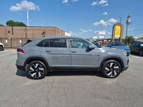 Used 2024 Volkswagen Atlas Cross Sport SE FWD image 2
