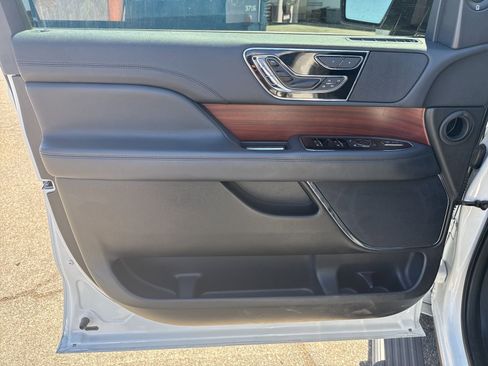 Used 2023 Lincoln Navigator Reserve image 11
