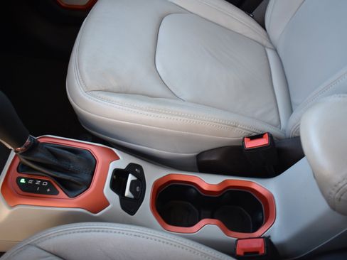 Used 2016 Jeep Renegade Latitude image 23