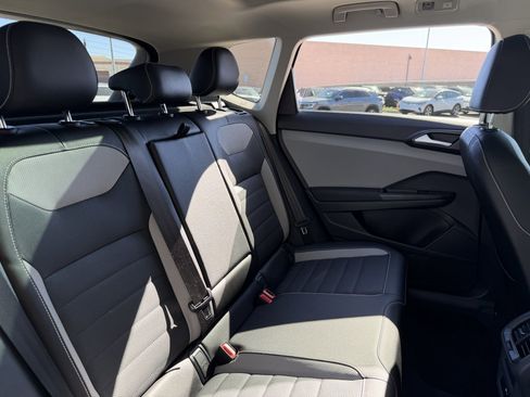 Used 2022 Volkswagen Taos SEL w/ Panoramic Sunroof Package image 38