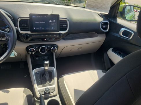 Used 2023 Hyundai Venue SEL FWD image 18