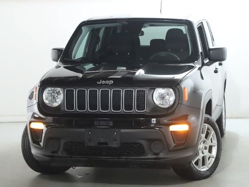 Used 2023 Jeep Renegade Latitude AWD/4WD image 3