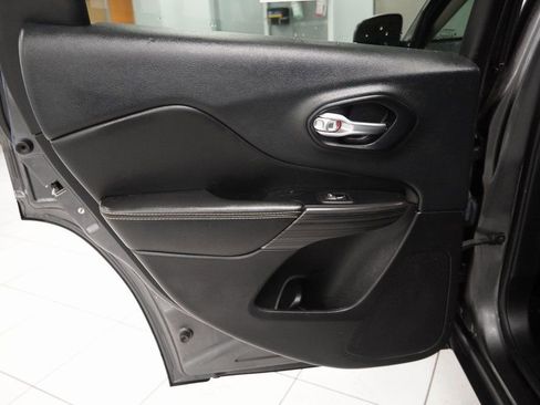 Used 2015 Jeep Cherokee Limited image 24