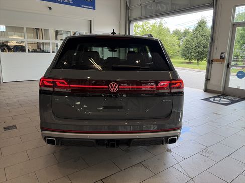 Used 2025 Volkswagen Atlas Peak Edition SE AWD/4WD image 8